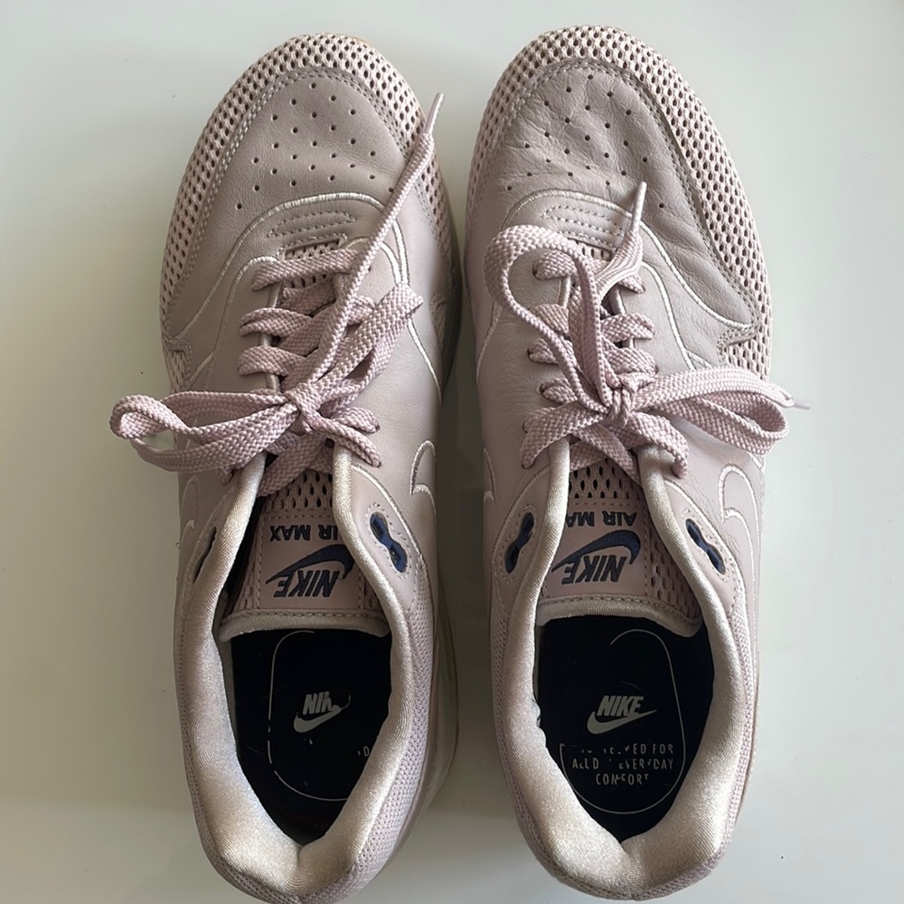AIR MAX 1 IN DUSKY PINK AND WHITE